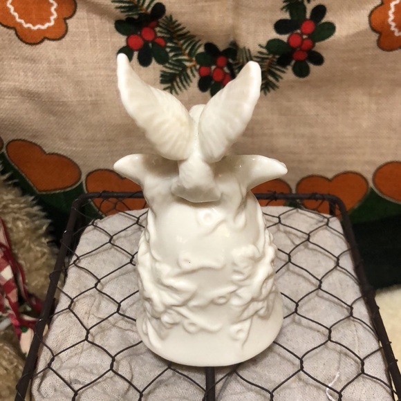 Vintage Porcelain Bell Hummingbird Figurine Resting On Flower Ivy Vines … - Picture 3 of 5